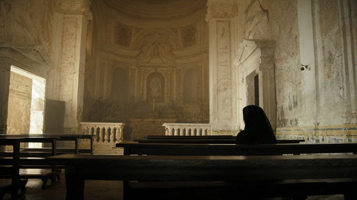 Filmisch campagnebeeld in een kerkinterieur